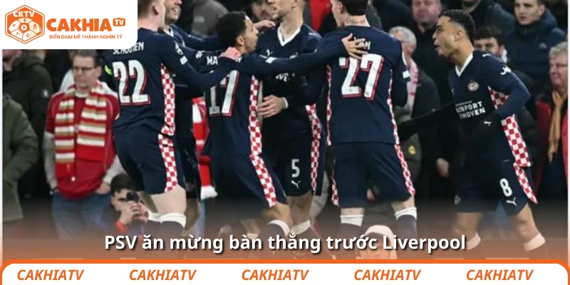 PSV ăn mừng bàn thắng trước Liverpool