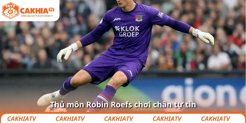 Thủ môn Robin Roefs chơi chân tự tin