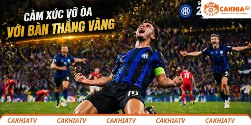 Cầu thủ ăn mừng bàn thắng vàng đầy cảm xúc