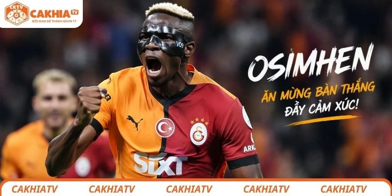 Osimhen ăn mừng bàn thắng đầy cảm xúc trên sân